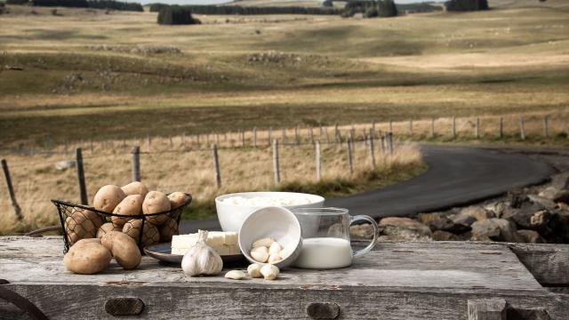 Ingredients for aligot recipe.