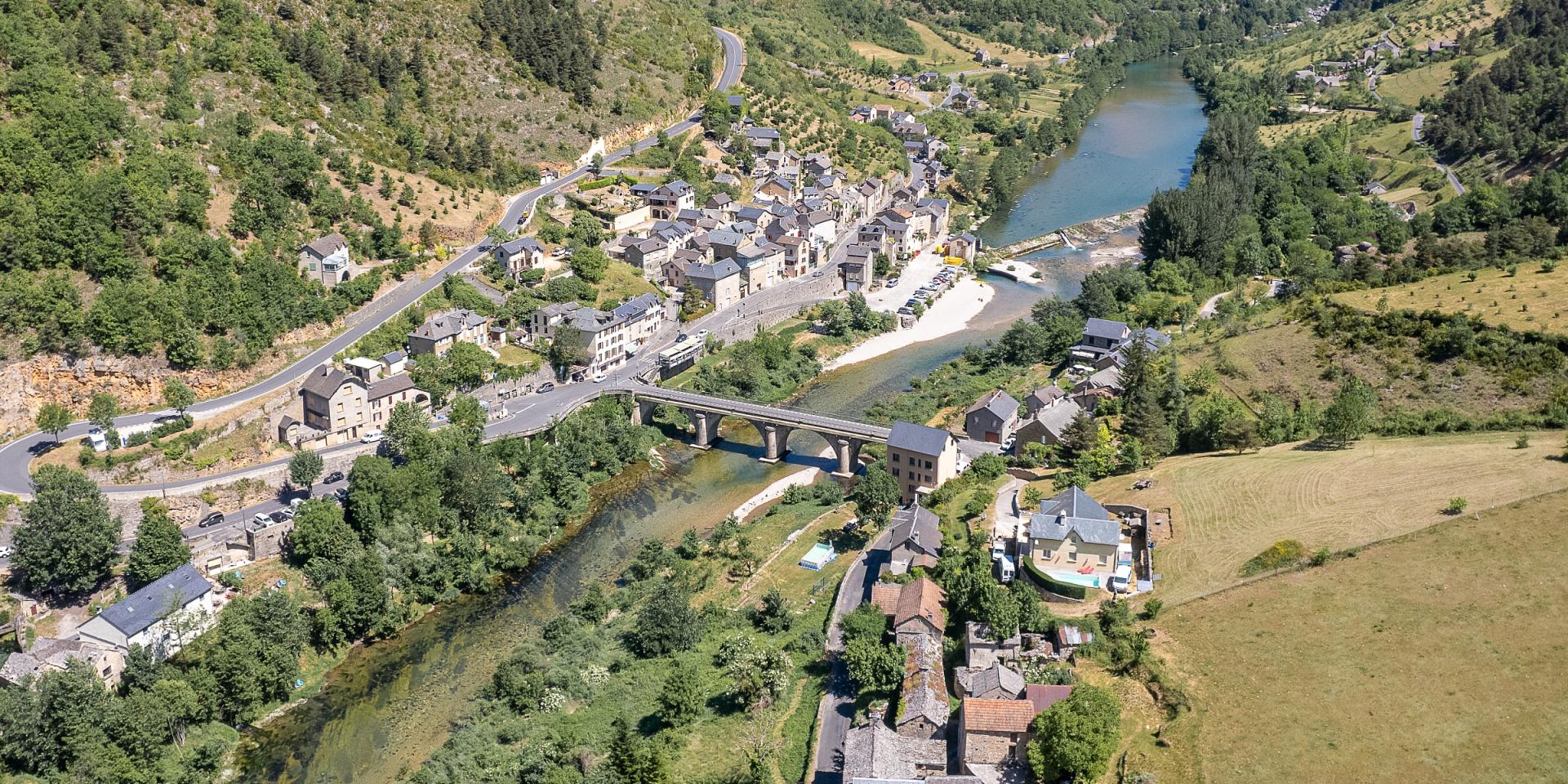 Les Vignes is a small village on the banks of the Tarn. A bridge links the two parts of the village.