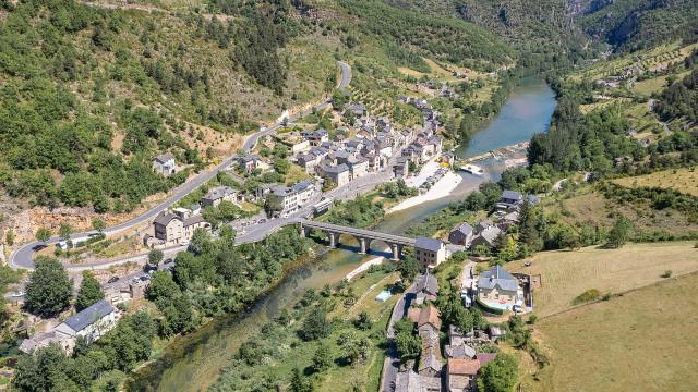 Les Vignes is a small village on the banks of the Tarn. A bridge links the two parts of the village.