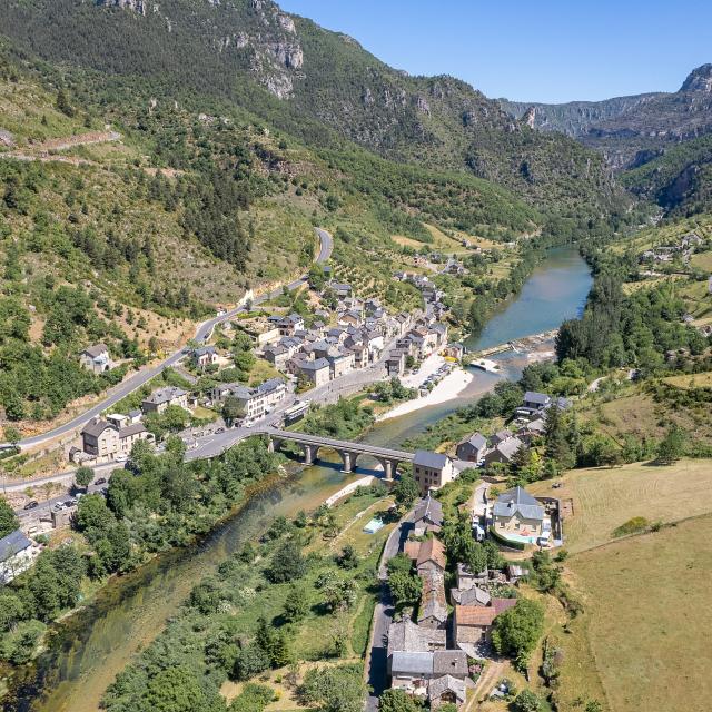 Les Vignes est un petit village traversé par le Tarn. Un pont permet de relier les deux parties du village.