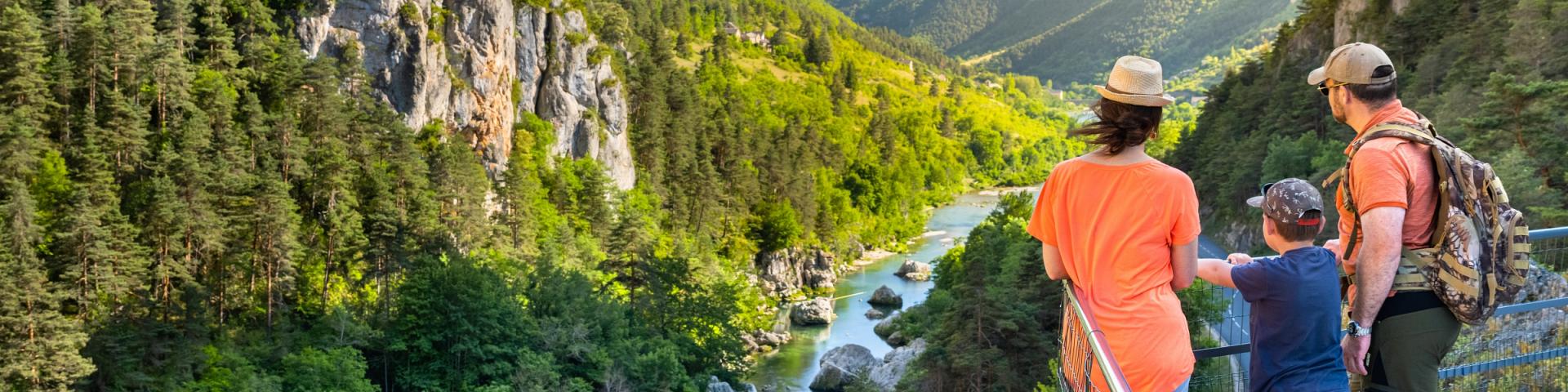 A family enjoying the Gorges du Tarn from Le Belvédère du pas de soucy, offering a magnificent view of the Tarn river.
