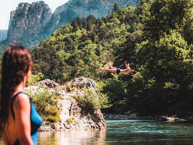 Swimming and diving in the Gorges du Tarn