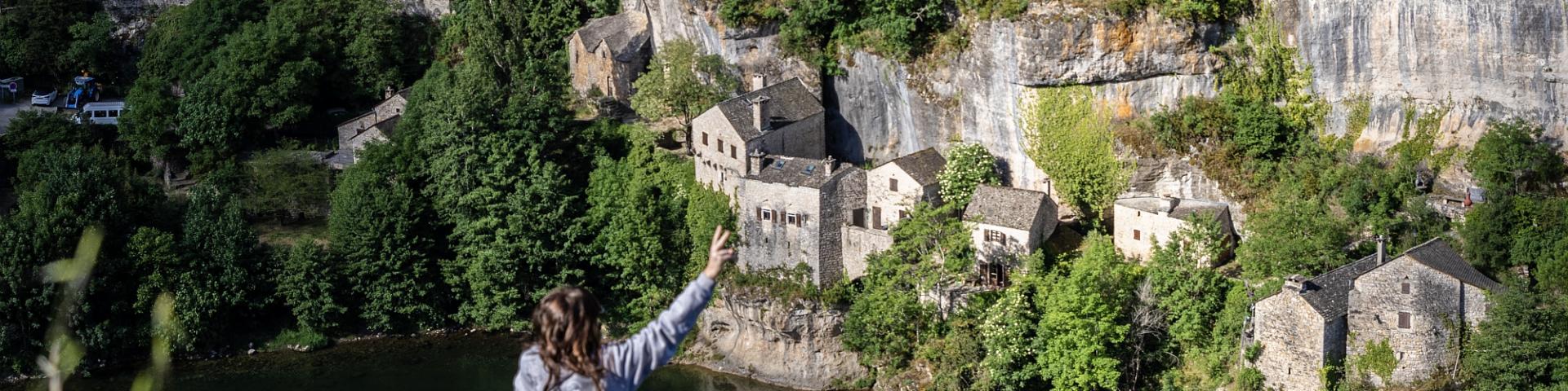 young couple view of Castelbouc gorges du tarn