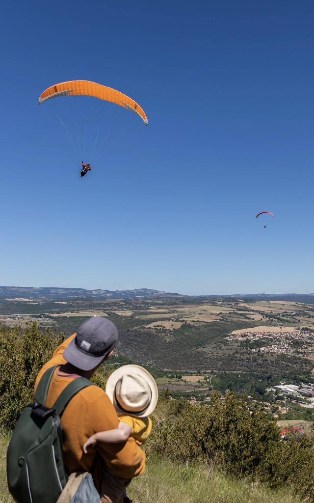 papa et enfant observation parapente millau