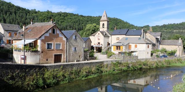Village bord Lot les Salelles