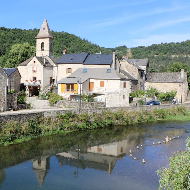 Village bord Lot les Salelles