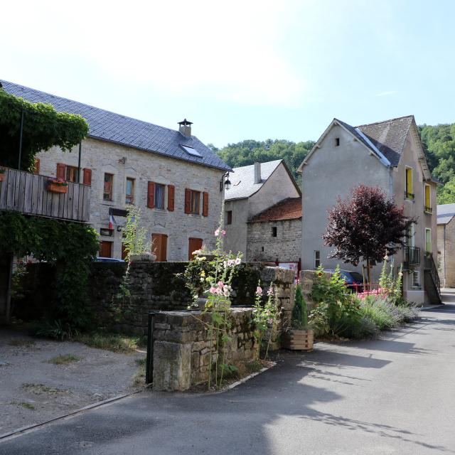 Les Salelles village lanes