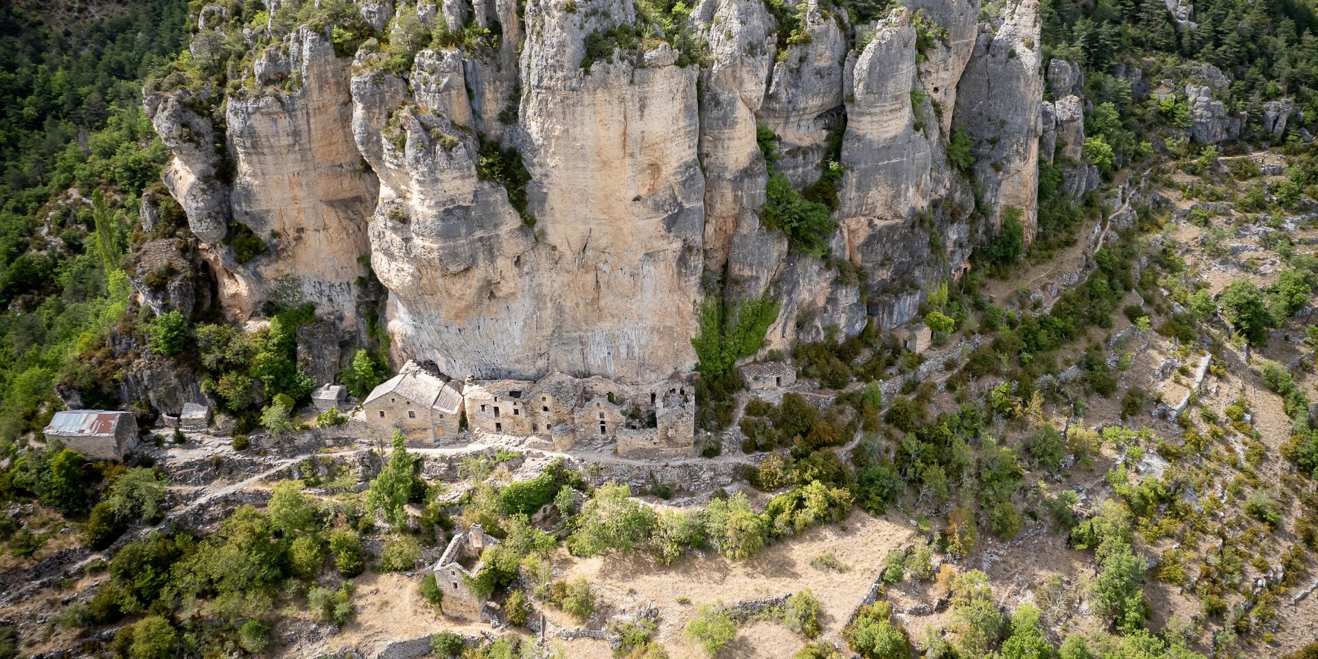 troglodytic hamlet eglazines gorges du tarn