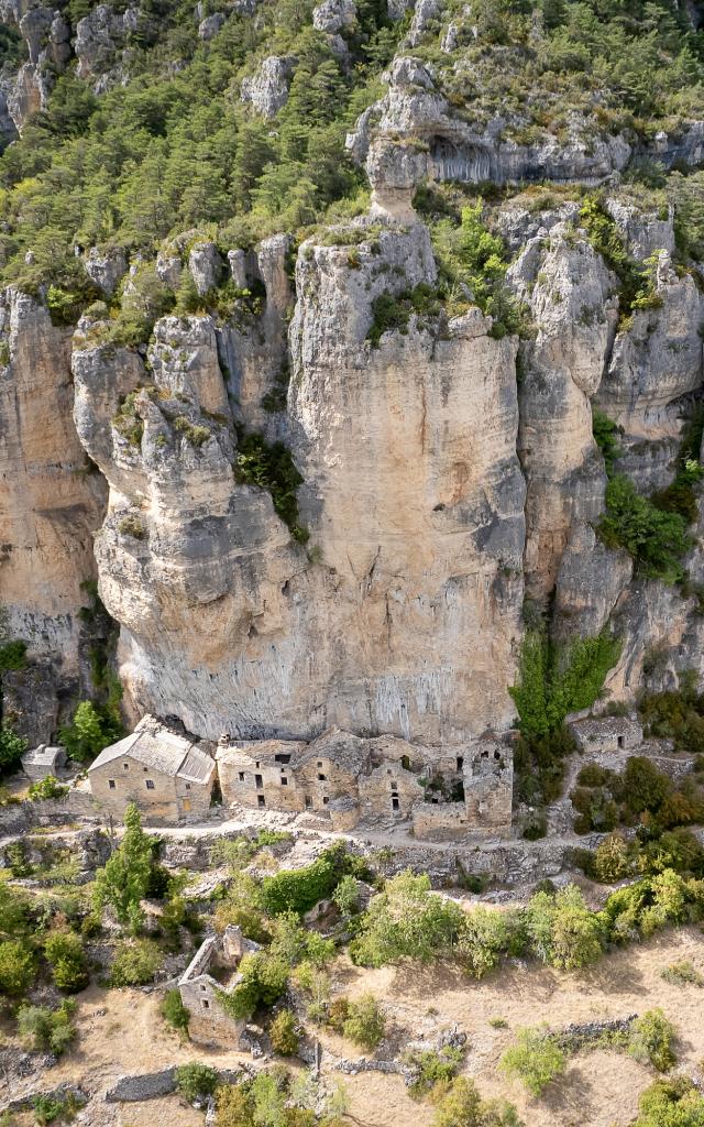 troglodytic hamlet eglazines gorges du tarn