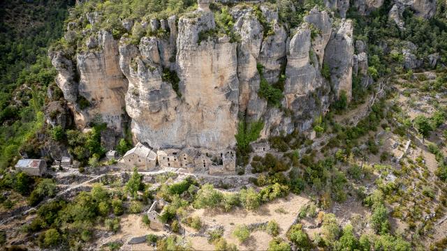 troglodytic hamlet eglazines gorges du tarn