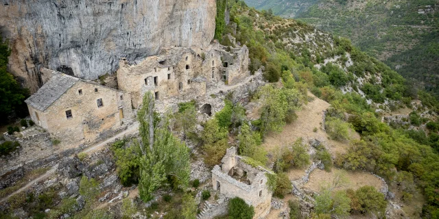 troglodyte village gorges du tarn eglazines