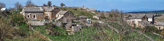 Houses caussenardes village sauveterre lozère.