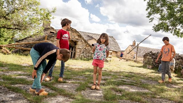 children farm caussenarde d'autrefois causse méjean