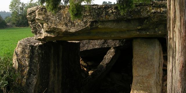 Dolmen de la Galline front view