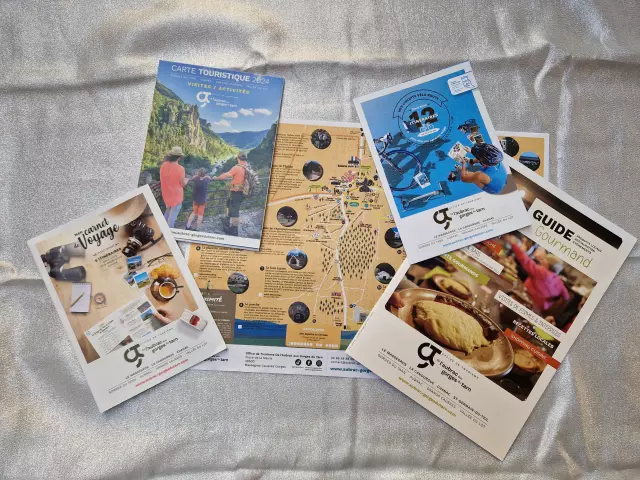 Tourist brochures Gorges du tarn aubrac vallée du lot grands causses