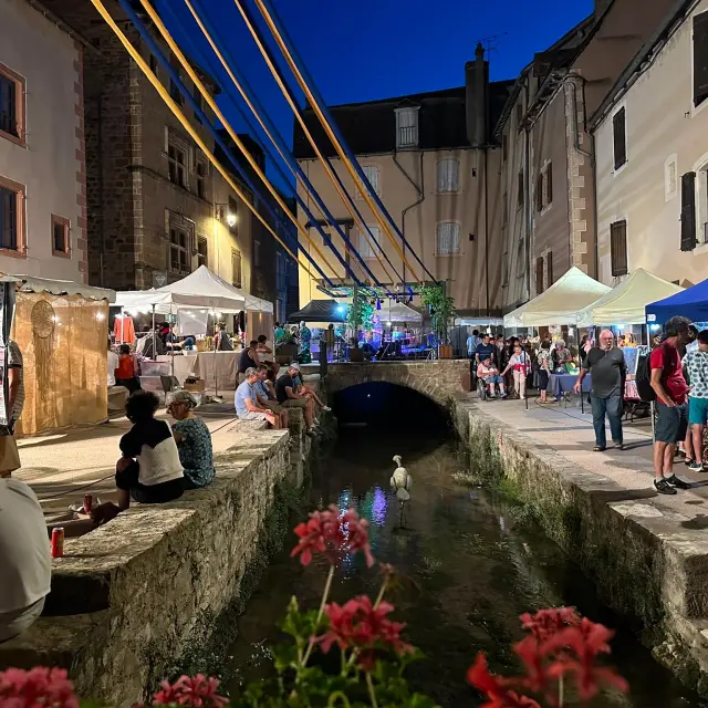 Marché Nocturne de La Canourgue sur la place des lavandières